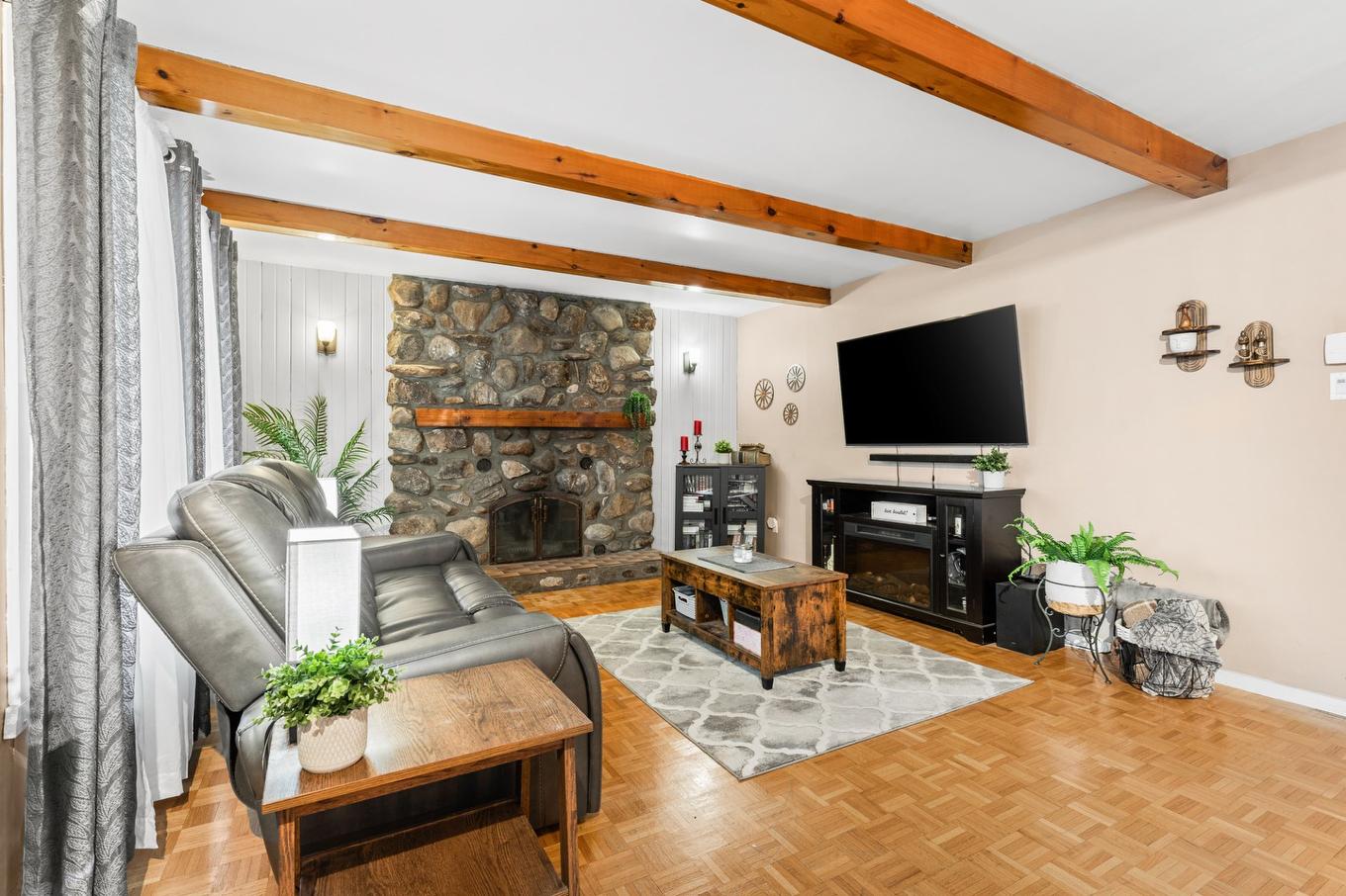 Living room - 13872 Rue Forsyth, Montréal (Rivière-Des-Prairies/Pointe-Aux-Trembles), QC - Indoor Photo Showing Living Room With Fireplace