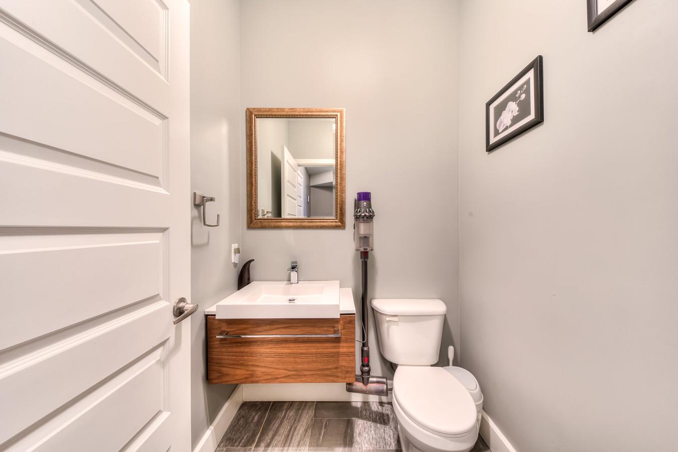Powder room - 16620 Rue Iberville, Mirabel, QC - Indoor Photo Showing Bathroom