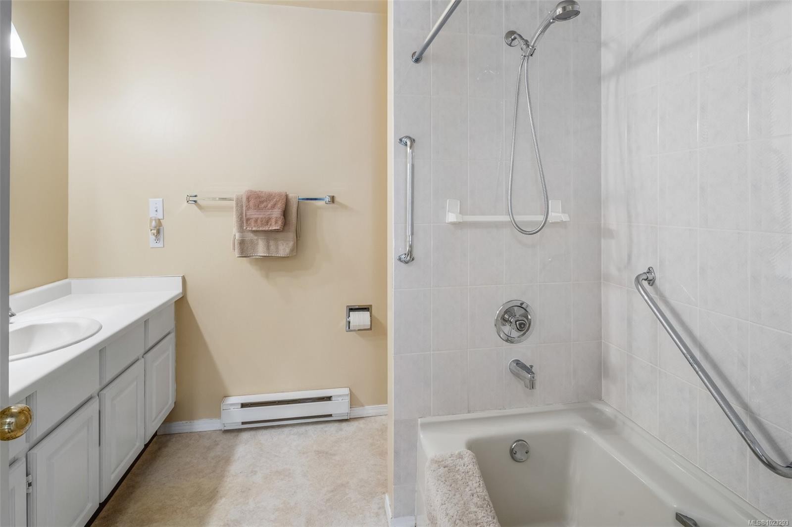 6-10084 Third St, Sidney, BC