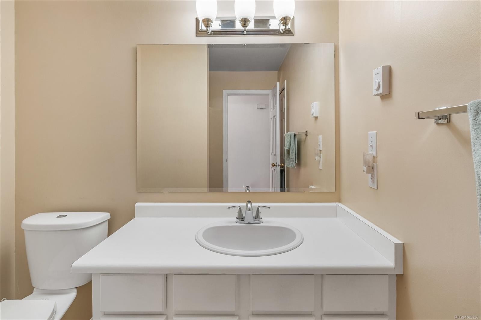 6-10084 Third St, Sidney, BC