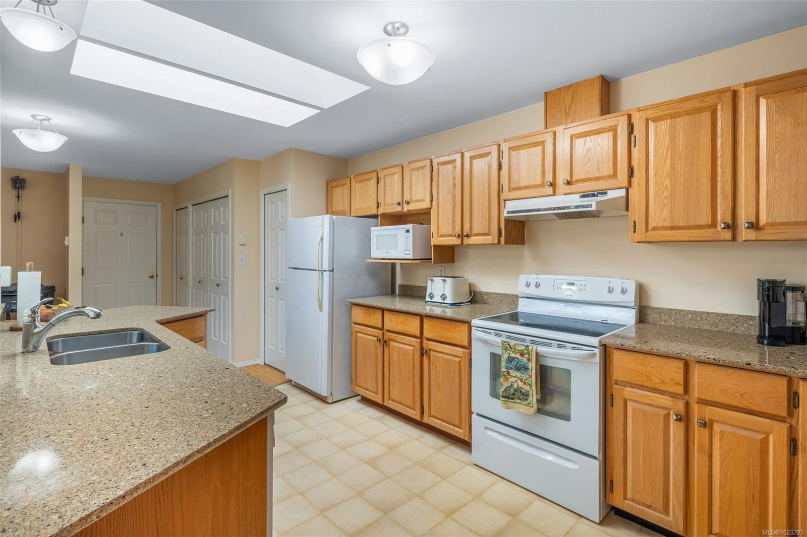 6-10084 Third St, Sidney, BC