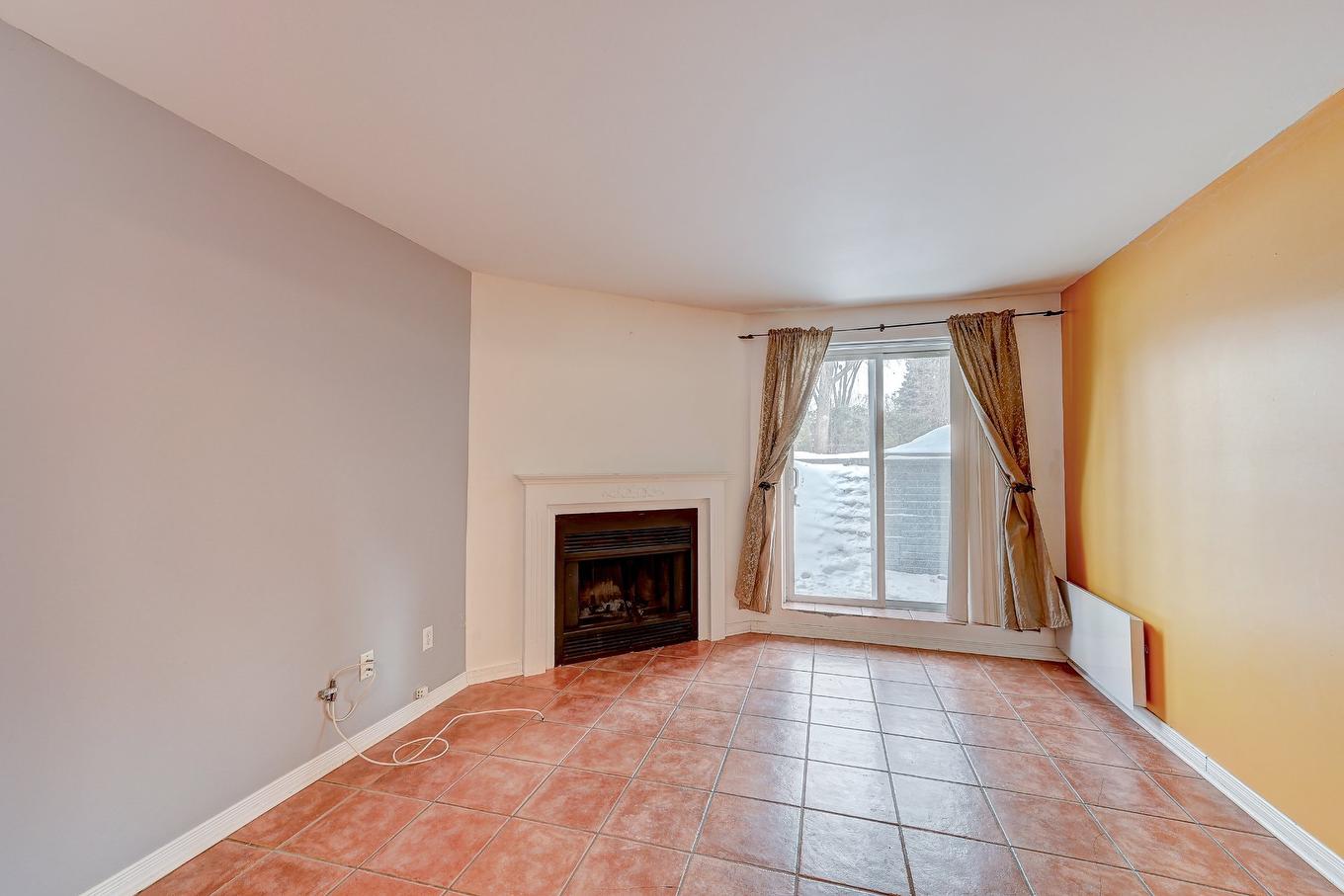 Living room - 102-95 Rue Beauséjour, La Prairie, QC - Indoor Photo Showing Living Room With Fireplace