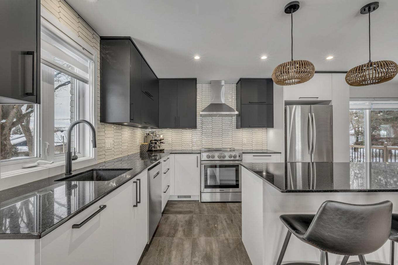 Cuisine - 9165 Av. De Lucerne, Québec (Charlesbourg), QC - Indoor Photo Showing Kitchen With Upgraded Kitchen