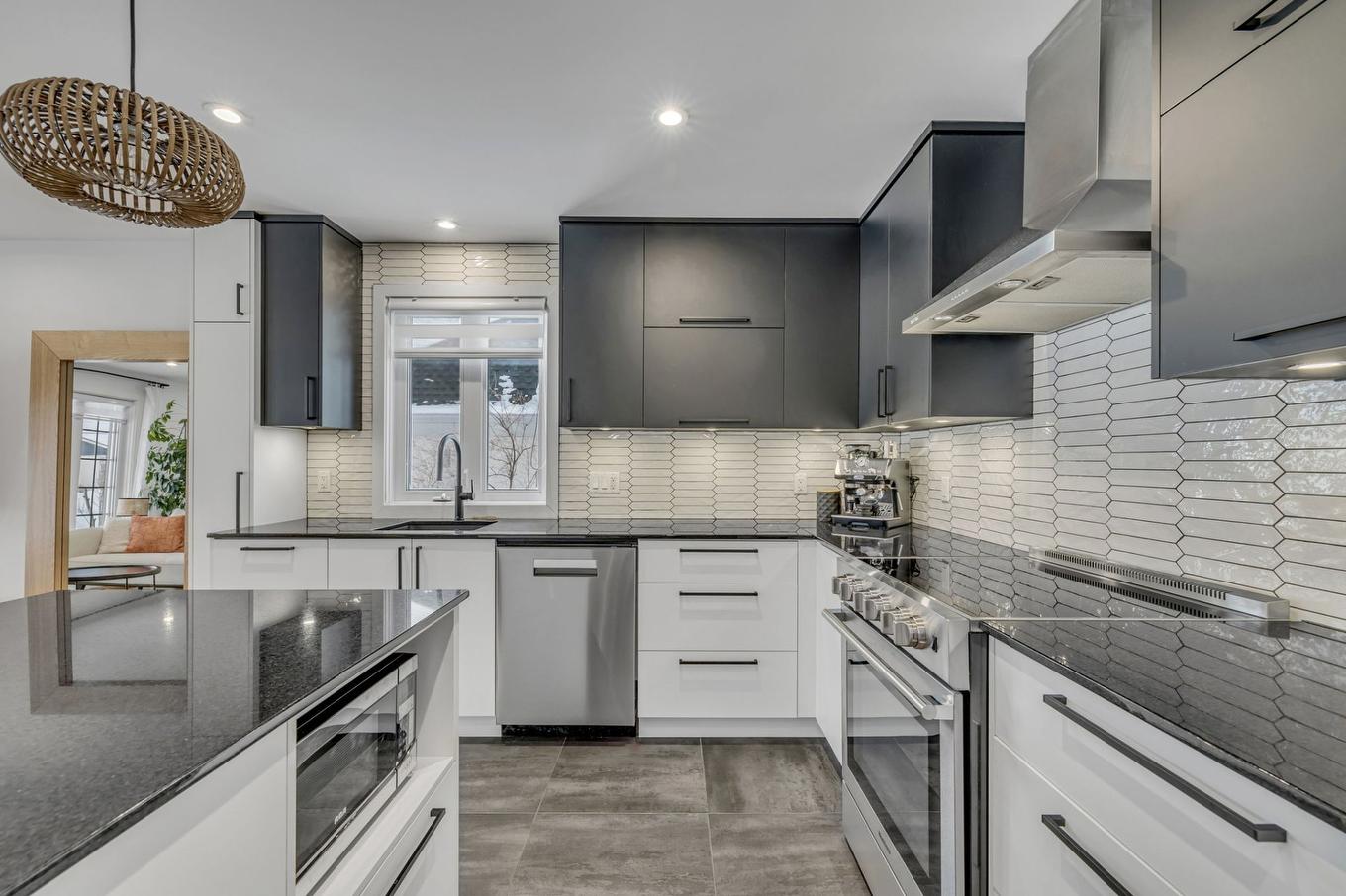 Cuisine - 9165 Av. De Lucerne, Québec (Charlesbourg), QC - Indoor Photo Showing Kitchen With Upgraded Kitchen