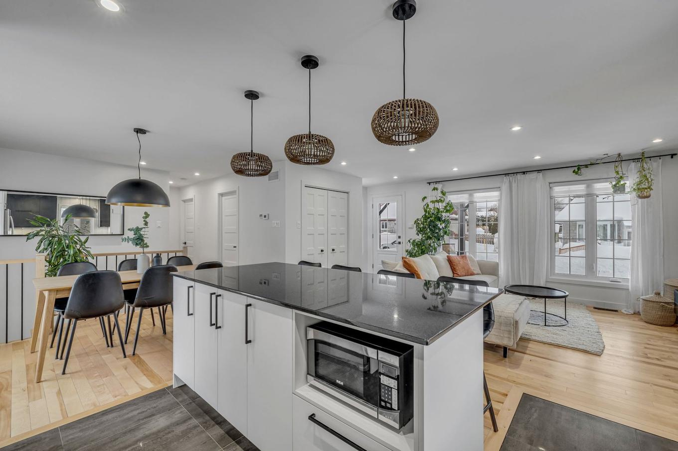 Cuisine - 9165 Av. De Lucerne, Québec (Charlesbourg), QC - Indoor Photo Showing Kitchen With Upgraded Kitchen