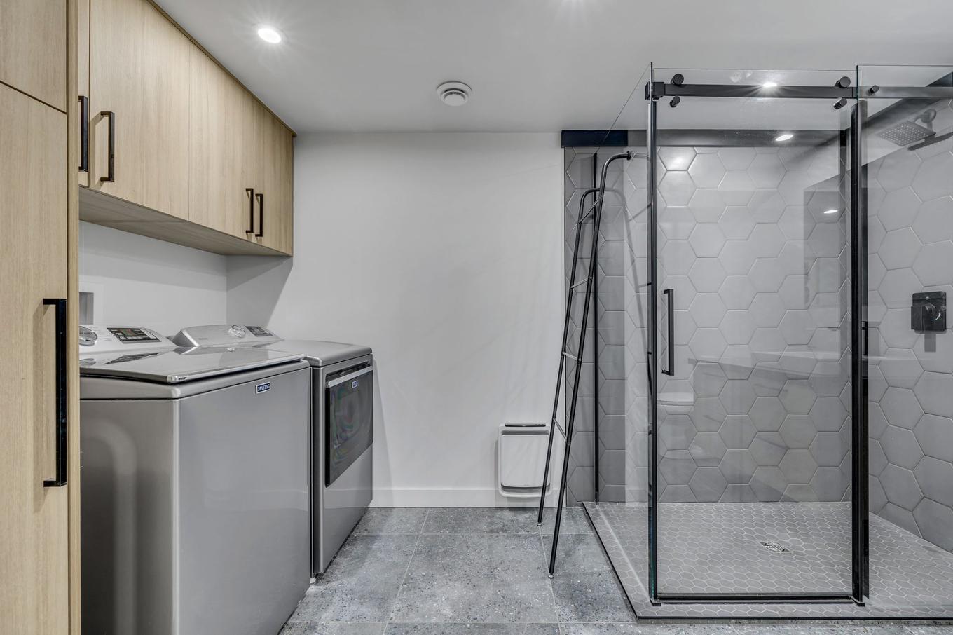 Salle de bains - 9165 Av. De Lucerne, Québec (Charlesbourg), QC - Indoor Photo Showing Laundry Room