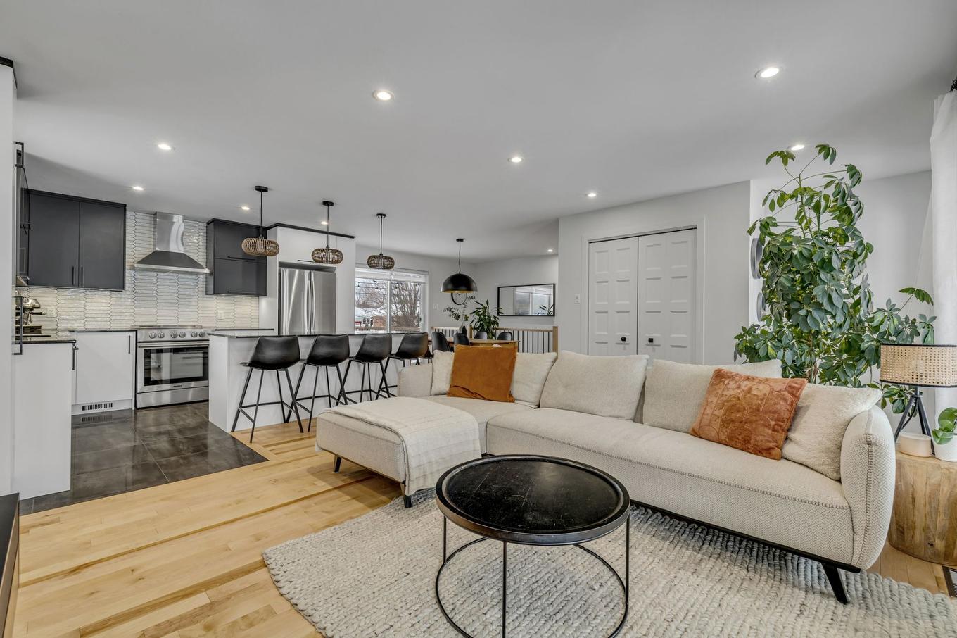 Salon - 9165 Av. De Lucerne, Québec (Charlesbourg), QC - Indoor