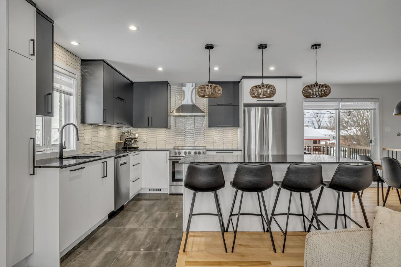 Cuisine - 9165 Av. De Lucerne, Québec (Charlesbourg), QC - Indoor Photo Showing Kitchen With Upgraded Kitchen