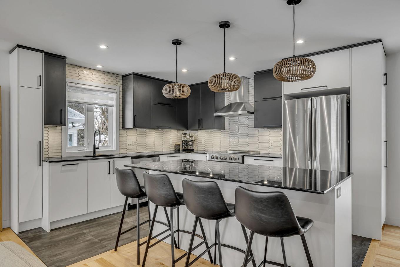 Cuisine - 9165 Av. De Lucerne, Québec (Charlesbourg), QC - Indoor Photo Showing Kitchen With Upgraded Kitchen