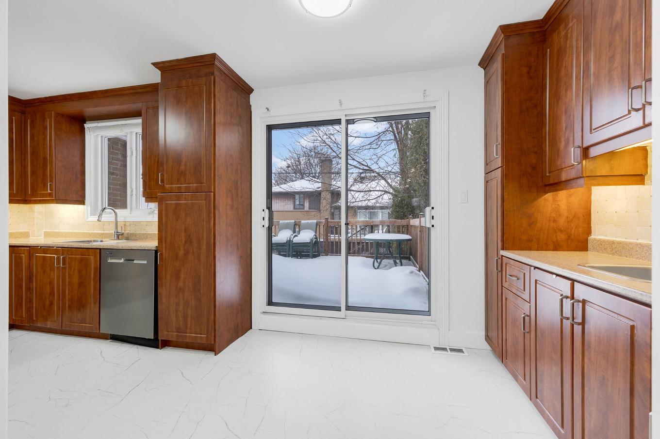Cuisine - 5627 Av. Melling, Côte-Saint-Luc, QC - Indoor Photo Showing Kitchen