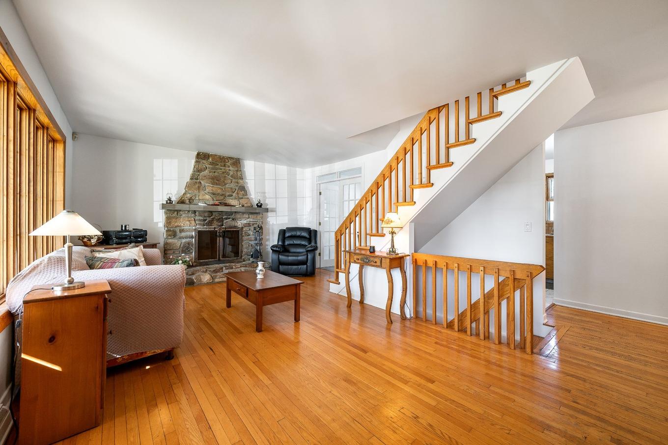 Salon - 173 Rue Des Marguerites, Châteauguay, QC - Indoor With Fireplace