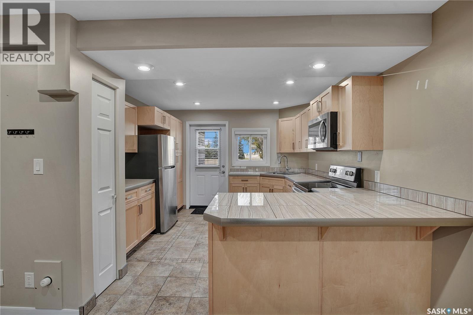 3102 Caen Street, Saskatoon, SK - Indoor Photo Showing Kitchen