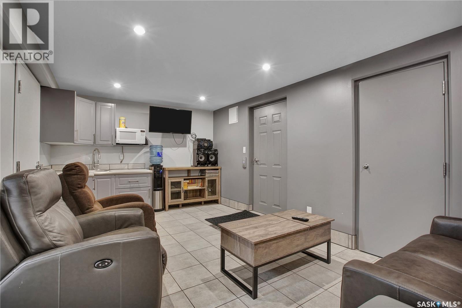 3102 Caen Street, Saskatoon, SK - Indoor