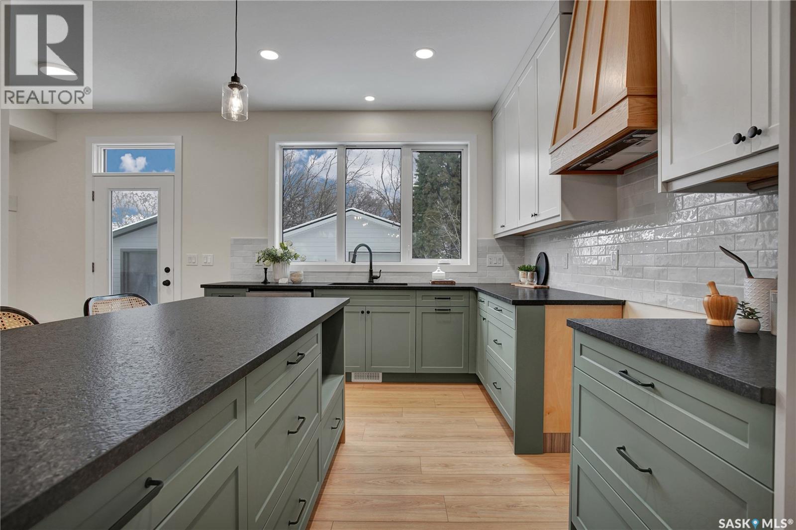 1401 Cairns Avenue, Saskatoon, SK - Indoor Photo Showing Kitchen