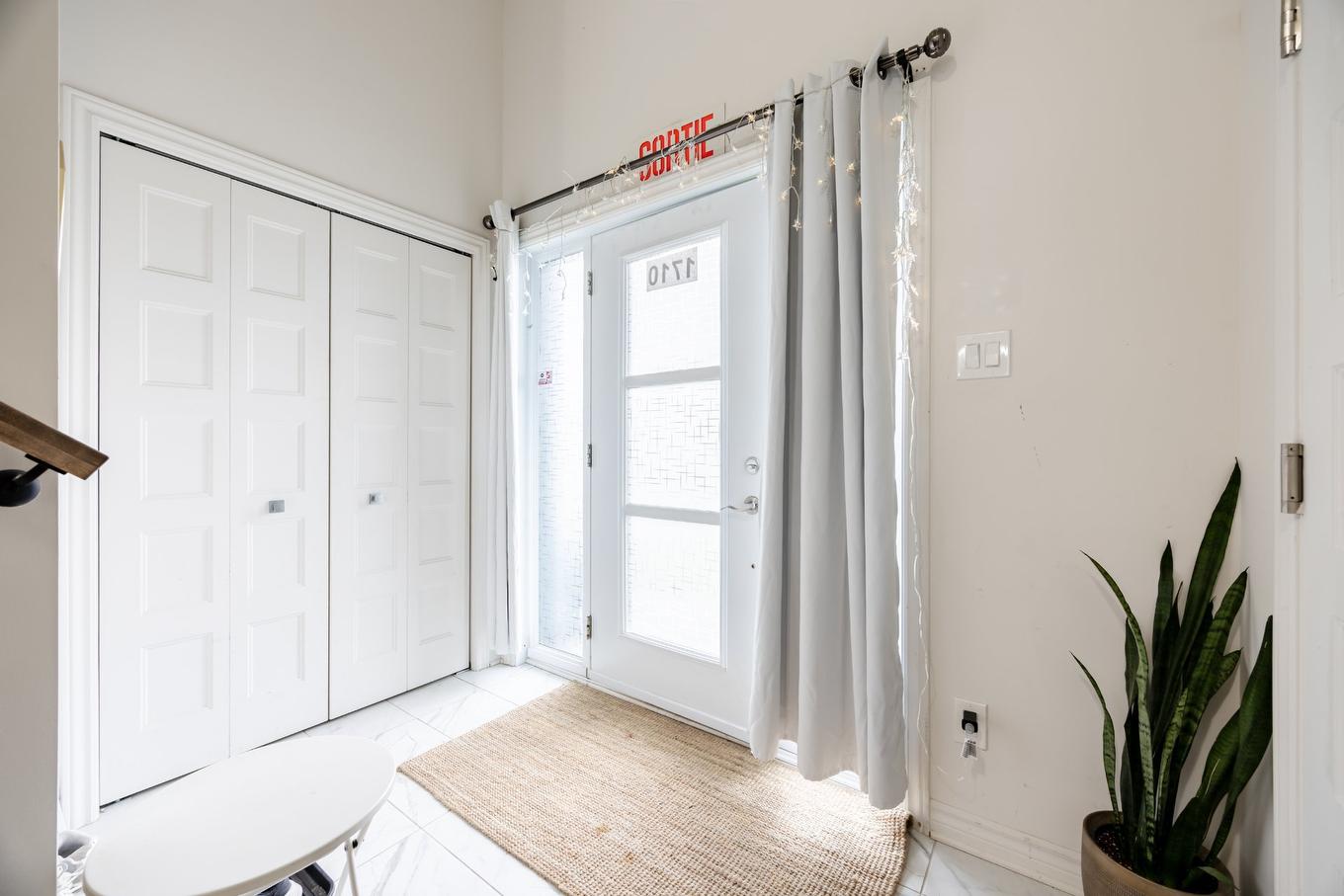 Hall d'entrée/Vestibule - 1710 Rue Coderre, Longueuil (Saint-Hubert), QC