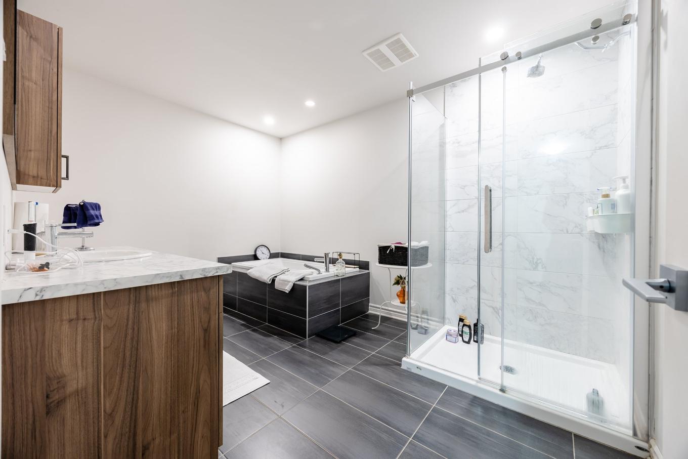 Salle de bains - 1710 Rue Coderre, Longueuil (Saint-Hubert), QC