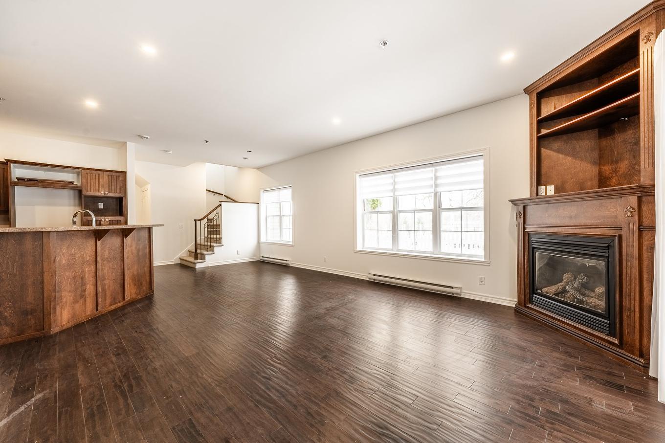 Vue d'ensemble - 101-130 Boul. De Bromont, Bromont, QC - Indoor Photo Showing Living Room With Fireplace
