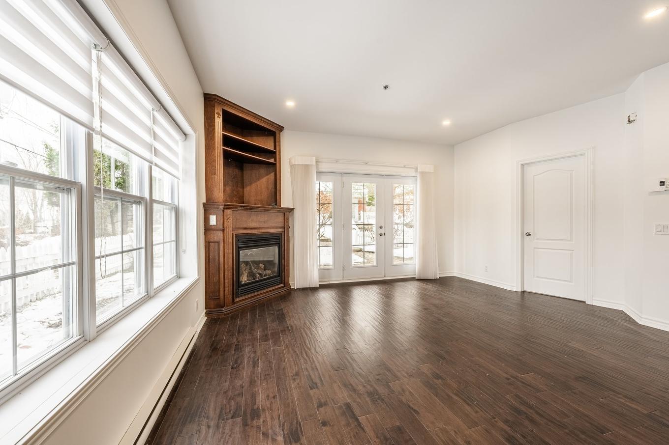 Salon - 101-130 Boul. De Bromont, Bromont, QC - Indoor With Fireplace