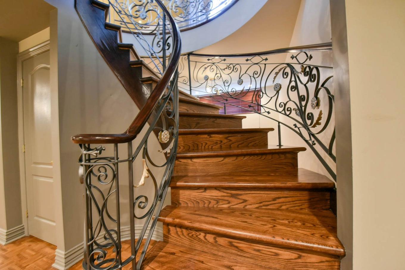 Escalier - 5 Rue Finch, Dollard-Des-Ormeaux, QC - Indoor Photo Showing Other Room