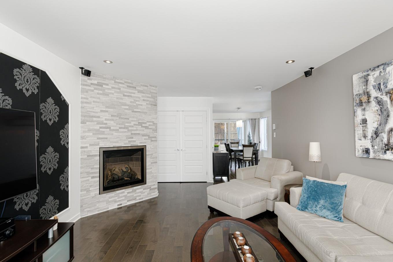 Living room - 9719 Rue Yvon-Paiement, Mirabel, QC - Indoor Photo Showing Living Room With Fireplace