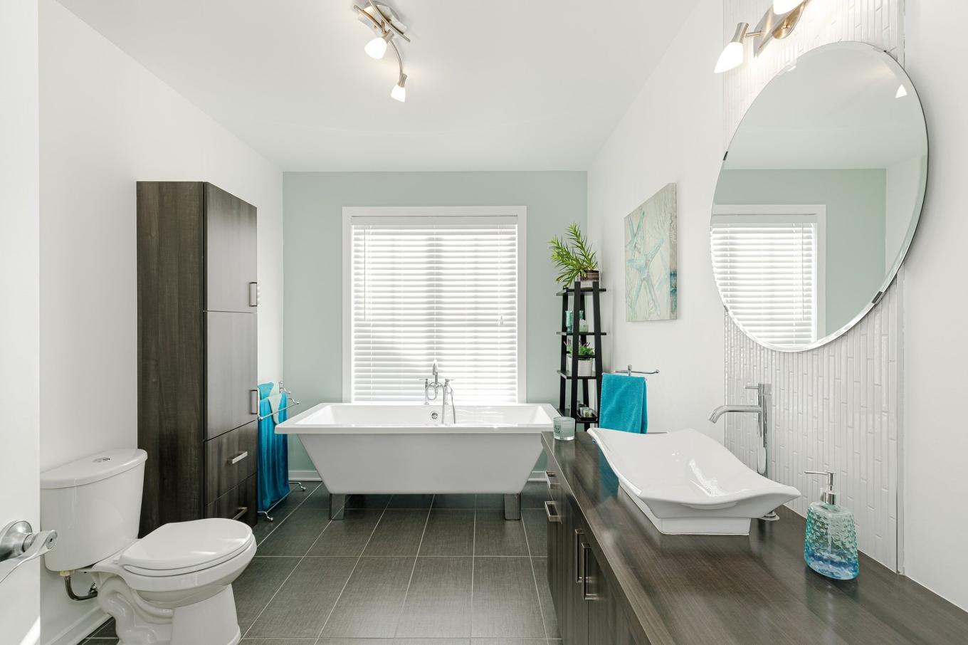 Bathroom - 9719 Rue Yvon-Paiement, Mirabel, QC - Indoor Photo Showing Bathroom