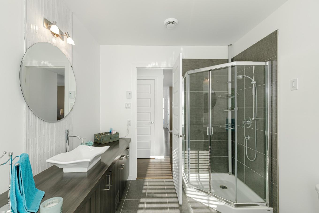 Bathroom - 9719 Rue Yvon-Paiement, Mirabel, QC - Indoor Photo Showing Bathroom