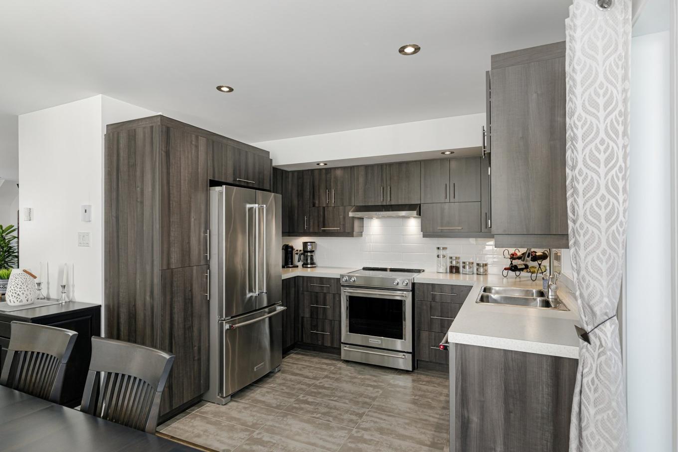 Kitchen - 9719 Rue Yvon-Paiement, Mirabel, QC - Indoor Photo Showing Kitchen With Double Sink With Upgraded Kitchen