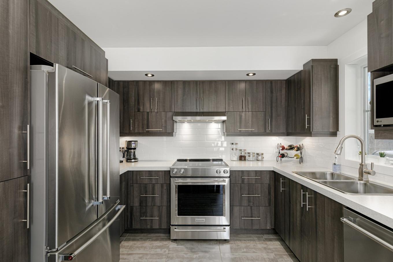 Kitchen - 9719 Rue Yvon-Paiement, Mirabel, QC - Indoor Photo Showing Kitchen With Double Sink With Upgraded Kitchen