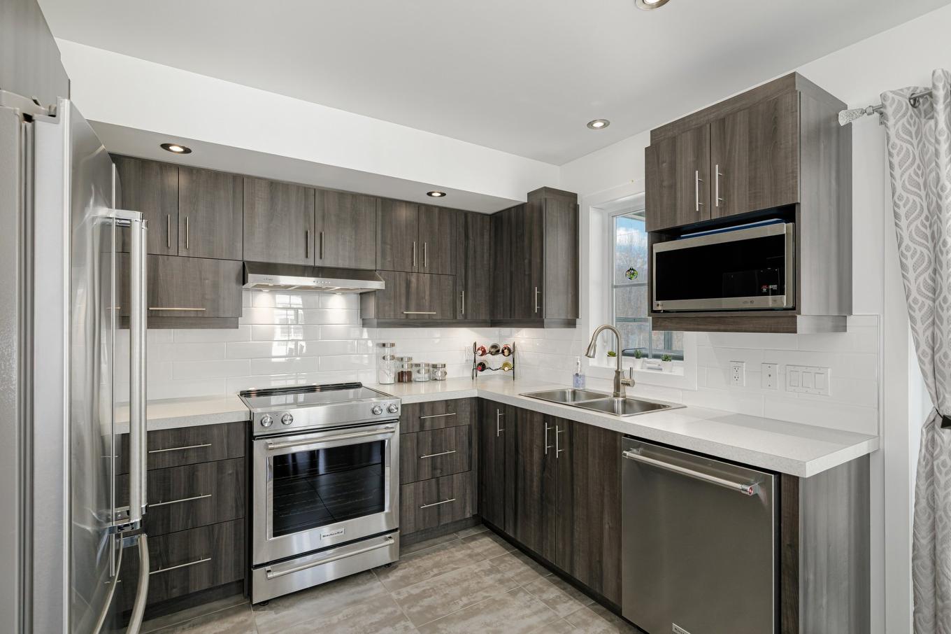 Kitchen - 9719 Rue Yvon-Paiement, Mirabel, QC - Indoor Photo Showing Kitchen With Double Sink With Upgraded Kitchen