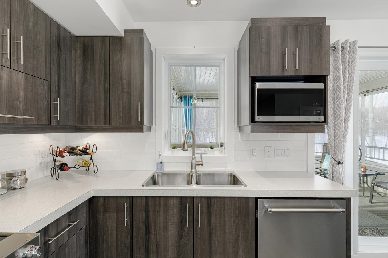 Kitchen - 9719 Rue Yvon-Paiement, Mirabel, QC - Indoor Photo Showing Kitchen With Double Sink With Upgraded Kitchen