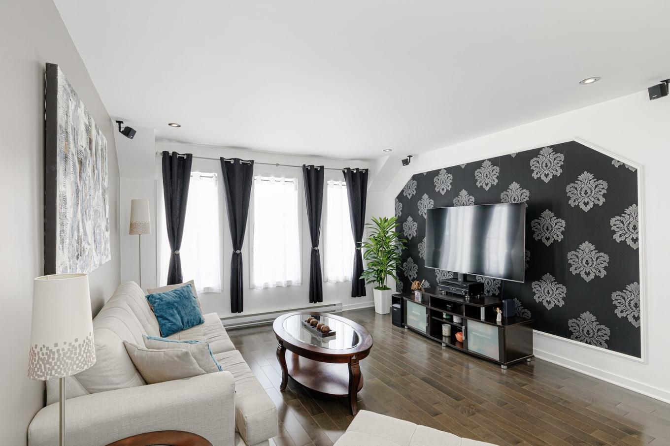 Living room - 9719 Rue Yvon-Paiement, Mirabel, QC - Indoor Photo Showing Living Room