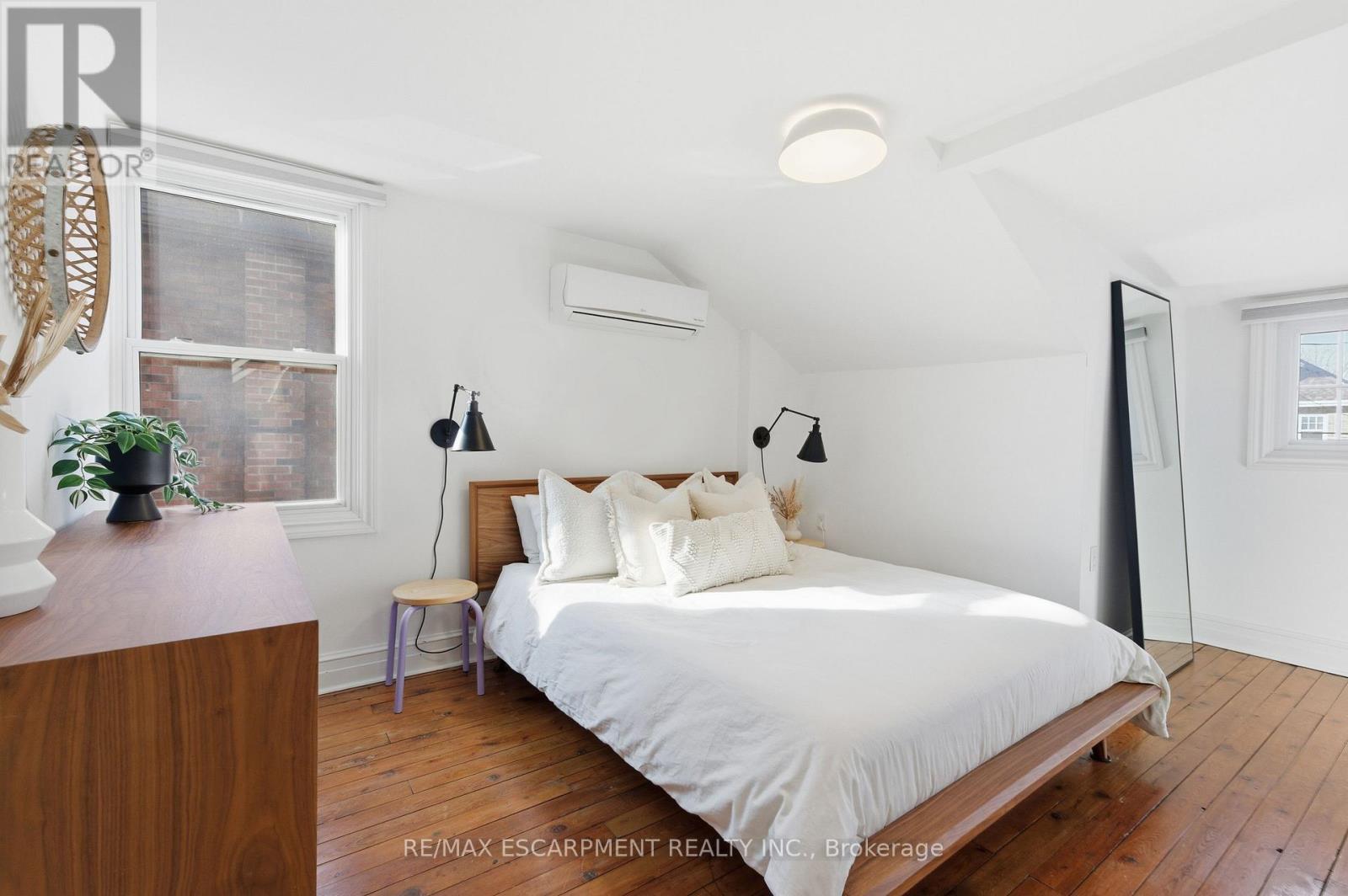 73 Arkell Street, Hamilton, ON - Indoor Photo Showing Bedroom