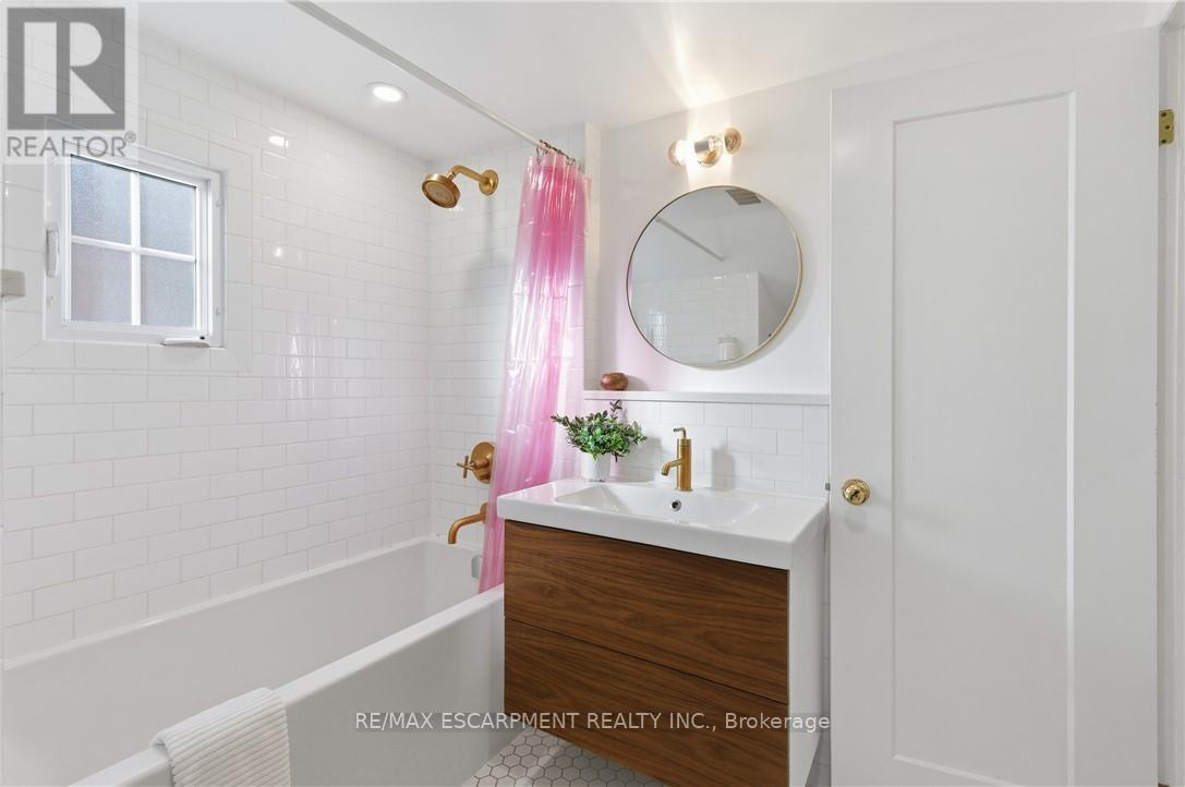 73 Arkell Street, Hamilton, ON - Indoor Photo Showing Bathroom
