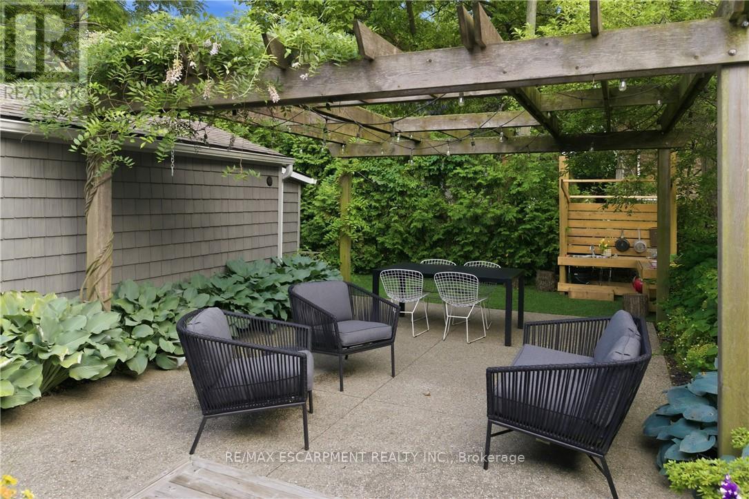 Private, quiet, easy, fun. - 73 Arkell Street, Hamilton, ON - Outdoor With Exterior