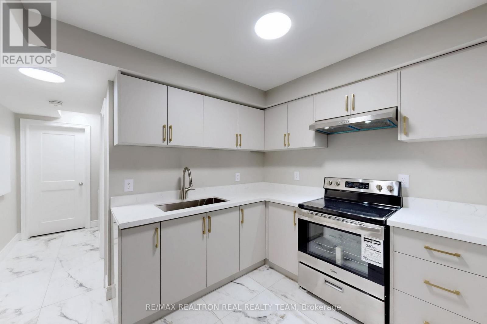 195 Balmoral Avenue N, Hamilton, ON - Indoor Photo Showing Kitchen