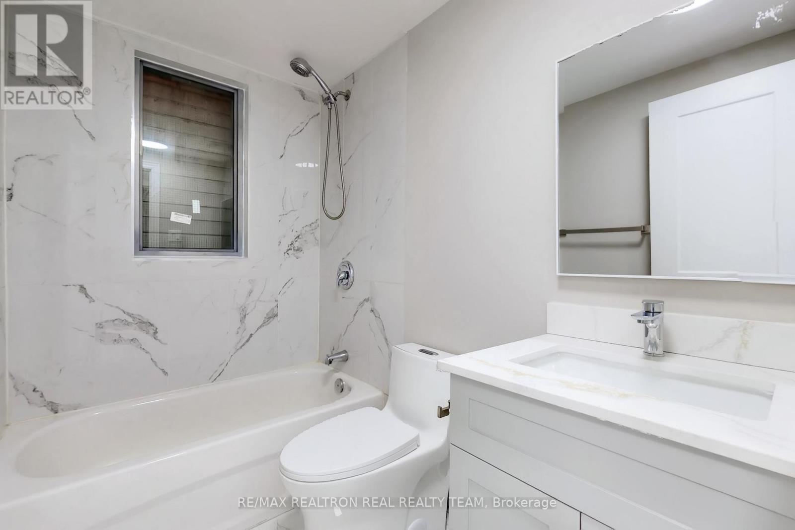 195 Balmoral Avenue N, Hamilton, ON - Indoor Photo Showing Bathroom