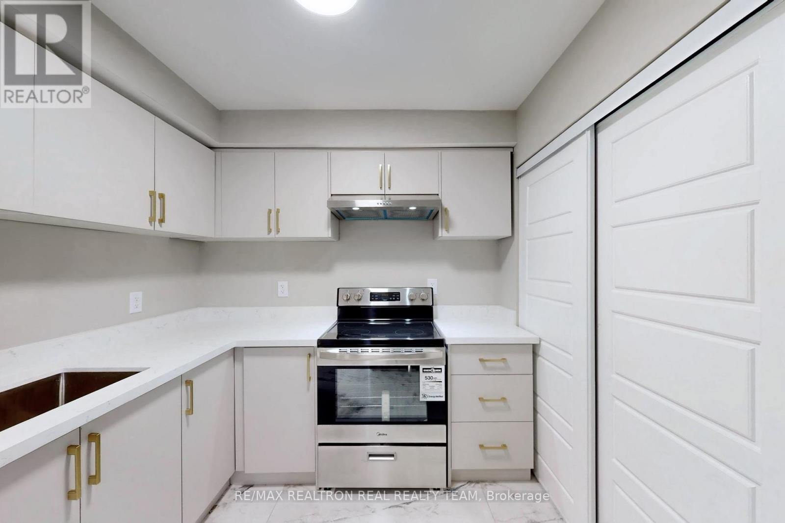 195 Balmoral Avenue N, Hamilton, ON - Indoor Photo Showing Kitchen