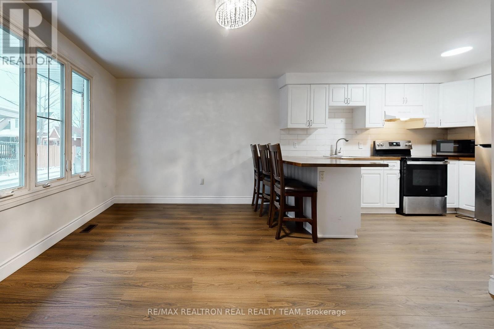195 Balmoral Avenue N, Hamilton, ON - Indoor Photo Showing Kitchen