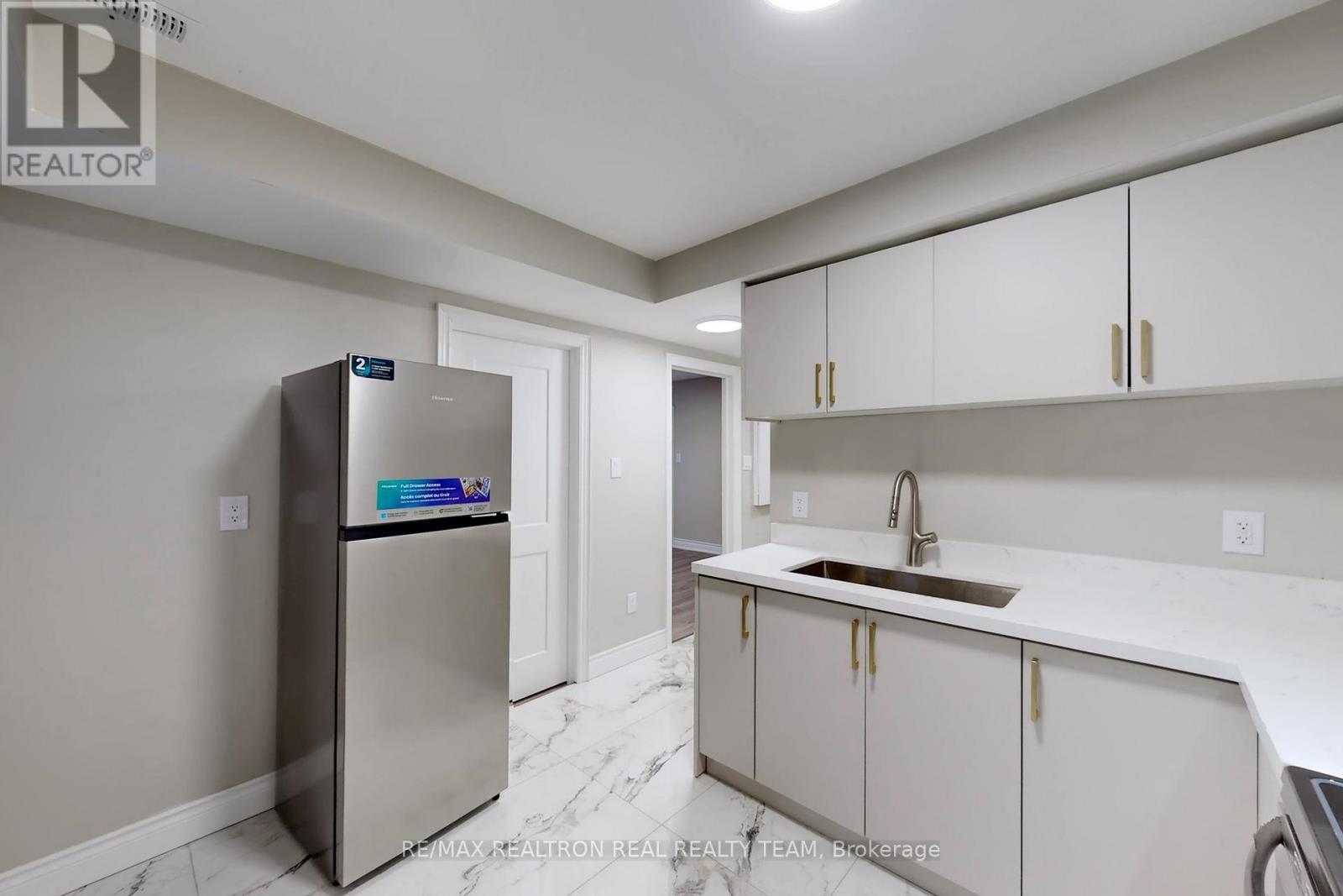 195 Balmoral Avenue N, Hamilton, ON - Indoor Photo Showing Kitchen