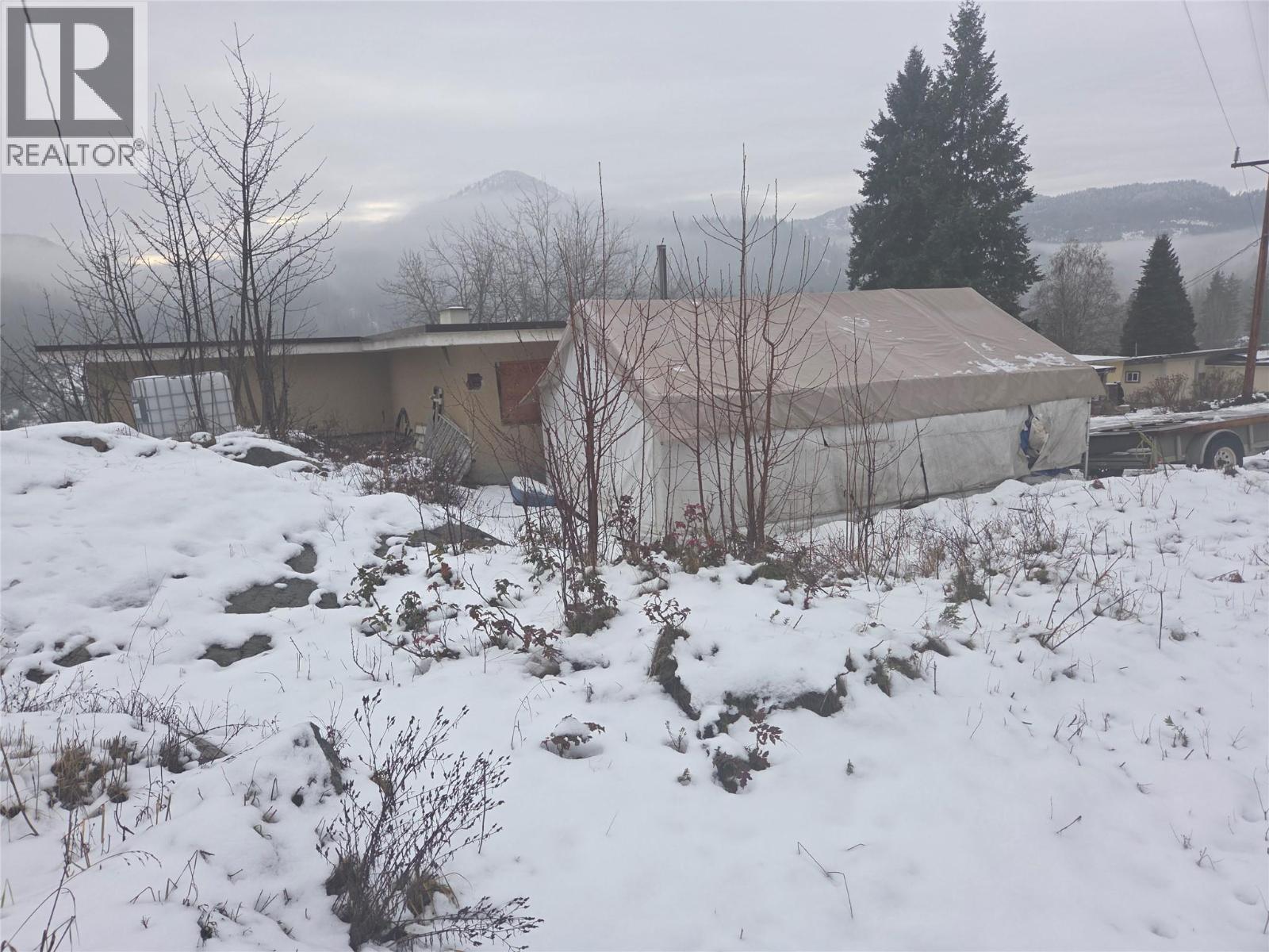 1381 3B Highway, Warfield, BC - Outdoor