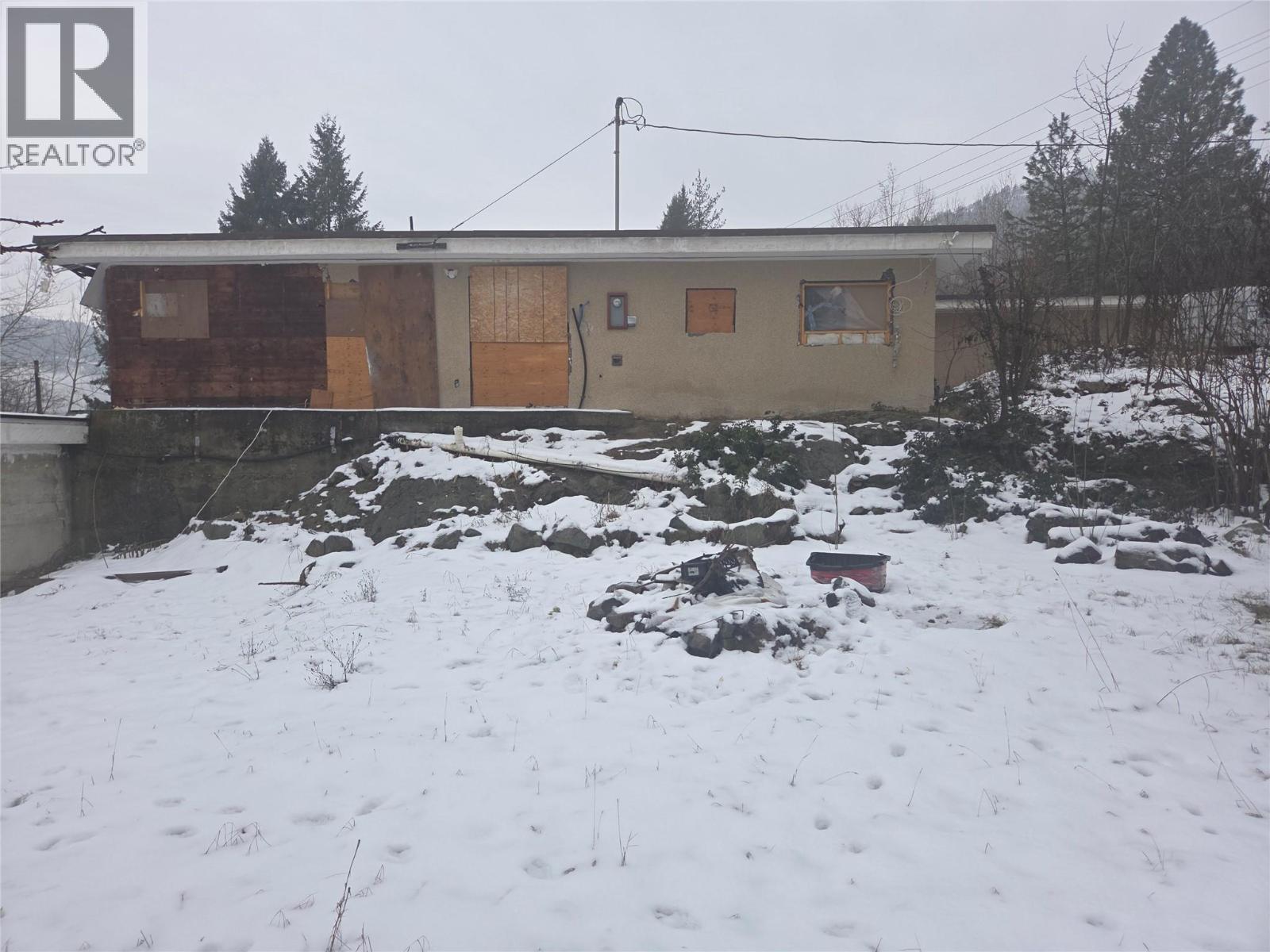 1381 3B Highway, Warfield, BC - Outdoor