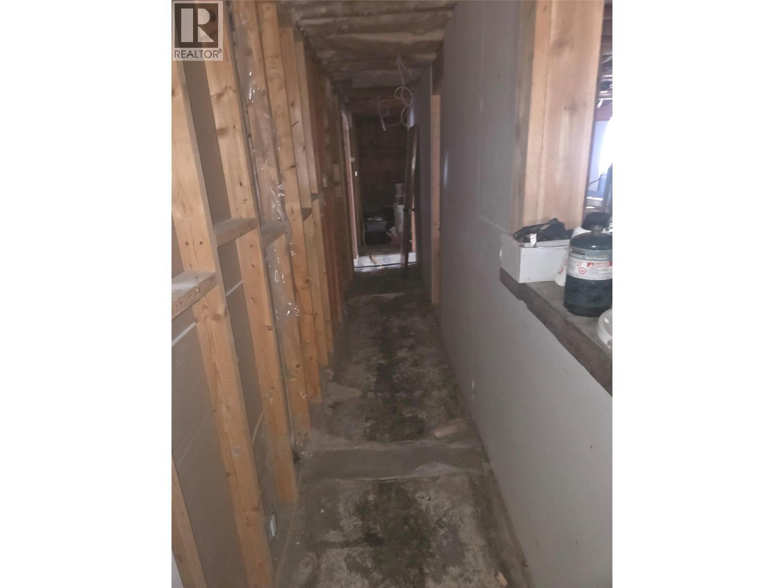 1381 3B Highway, Warfield, BC - Indoor Photo Showing Other Room