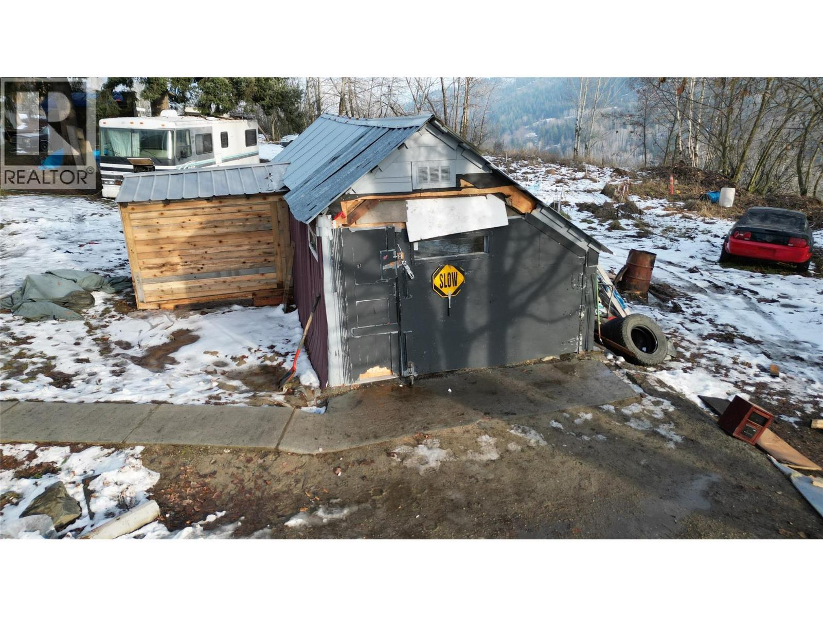 Detached Garage - 1381 3B Highway, Warfield, BC - Outdoor