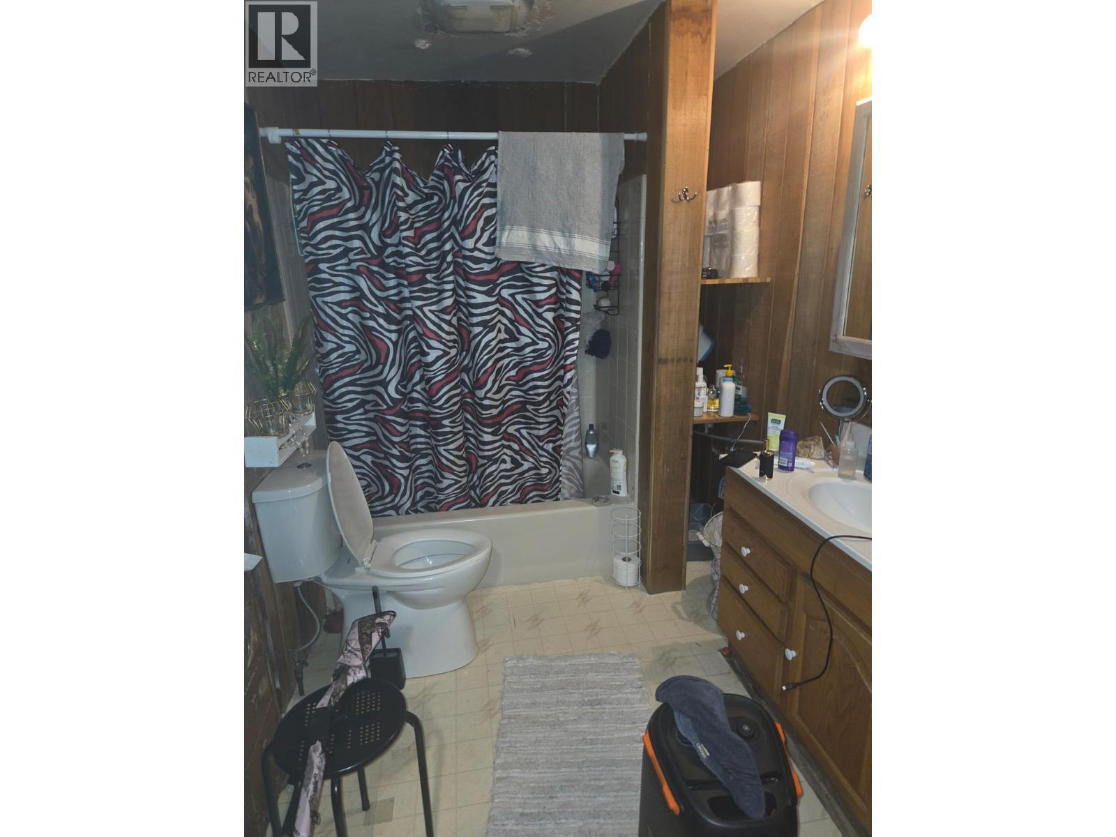 Second House - 1381 3B Highway, Warfield, BC - Indoor Photo Showing Bathroom