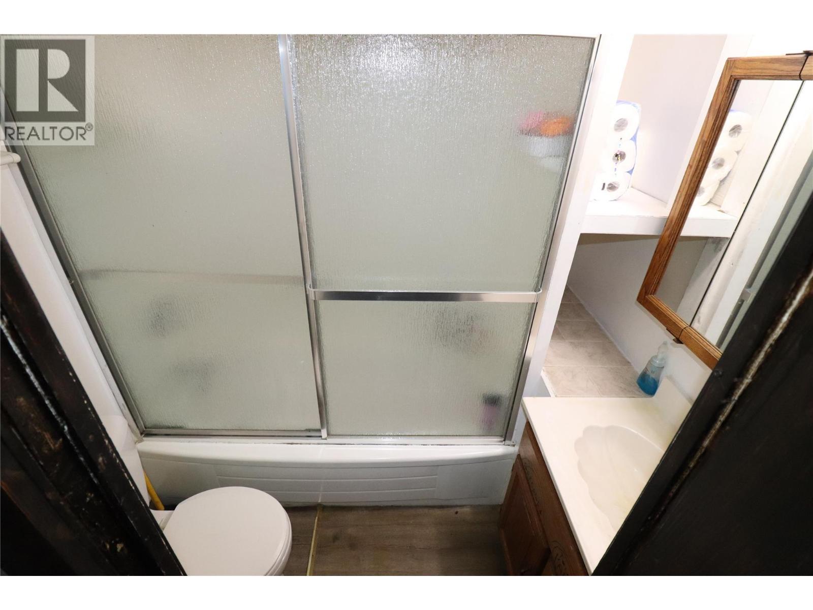 First house - 1381 3B Highway, Warfield, BC - Indoor Photo Showing Bathroom