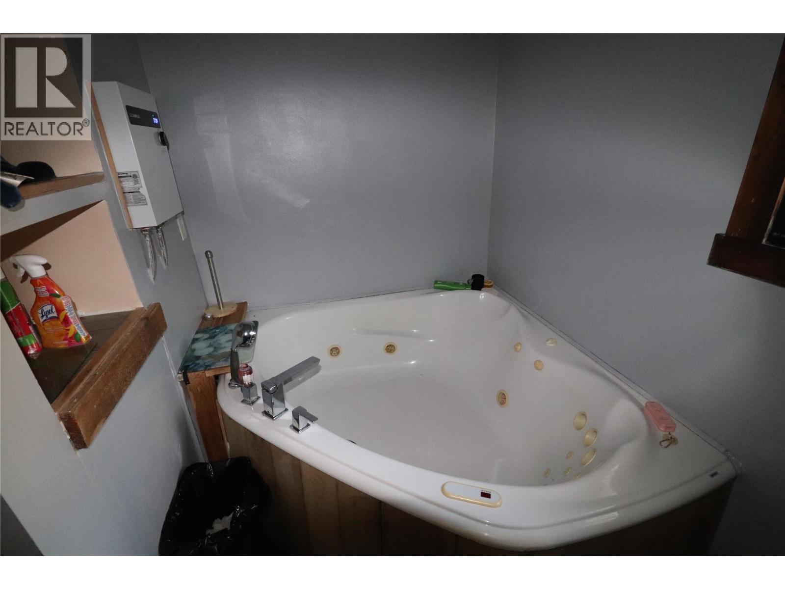 First house - 1381 3B Highway, Warfield, BC - Indoor Photo Showing Bathroom