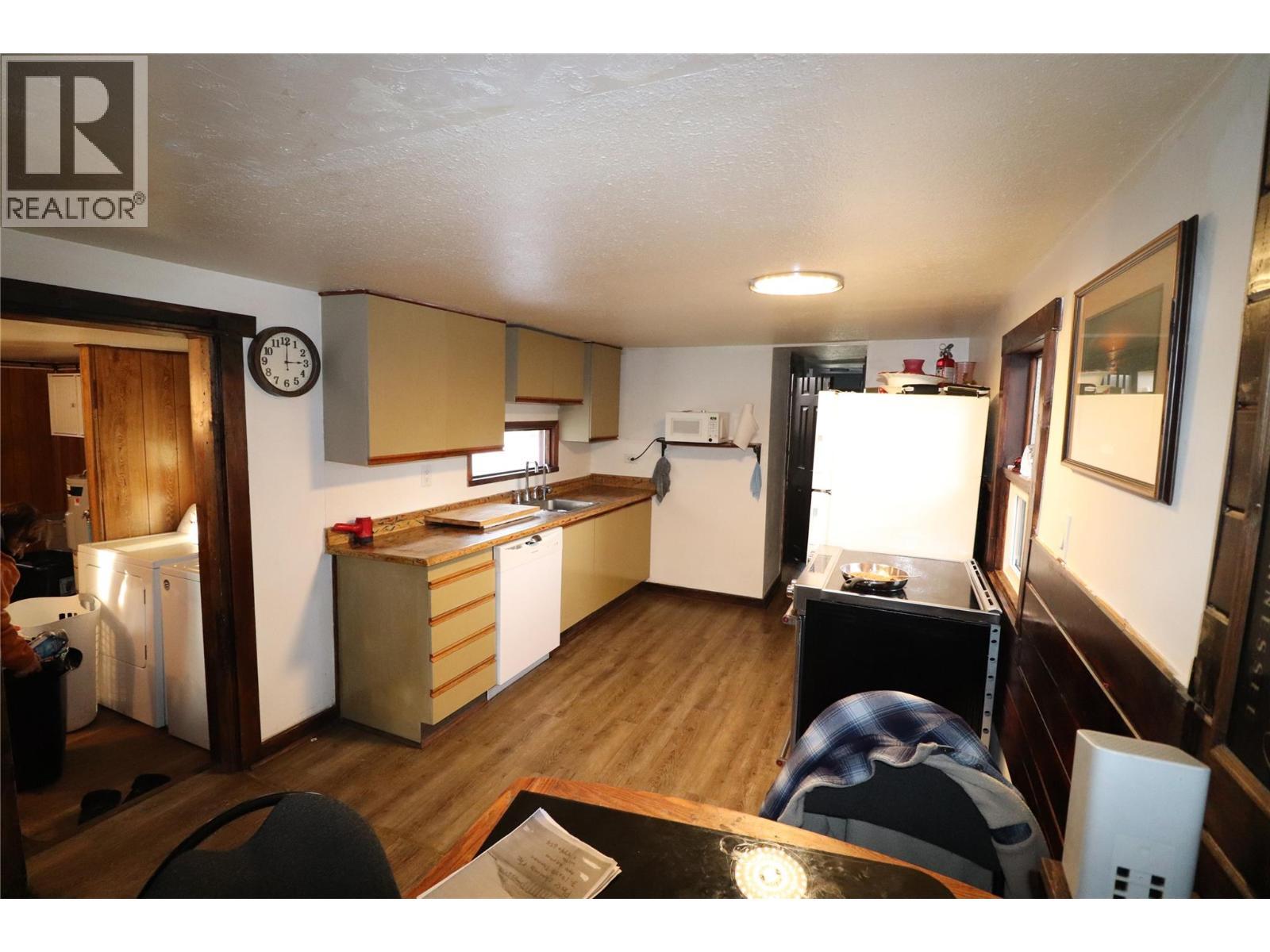 First house - 1381 3B Highway, Warfield, BC - Indoor Photo Showing Kitchen