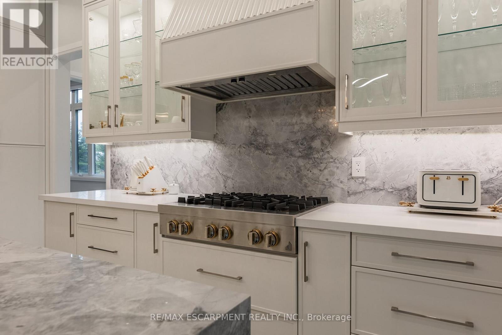 2110 Stonehouse Crescent, Mississauga, ON - Indoor Photo Showing Kitchen With Upgraded Kitchen