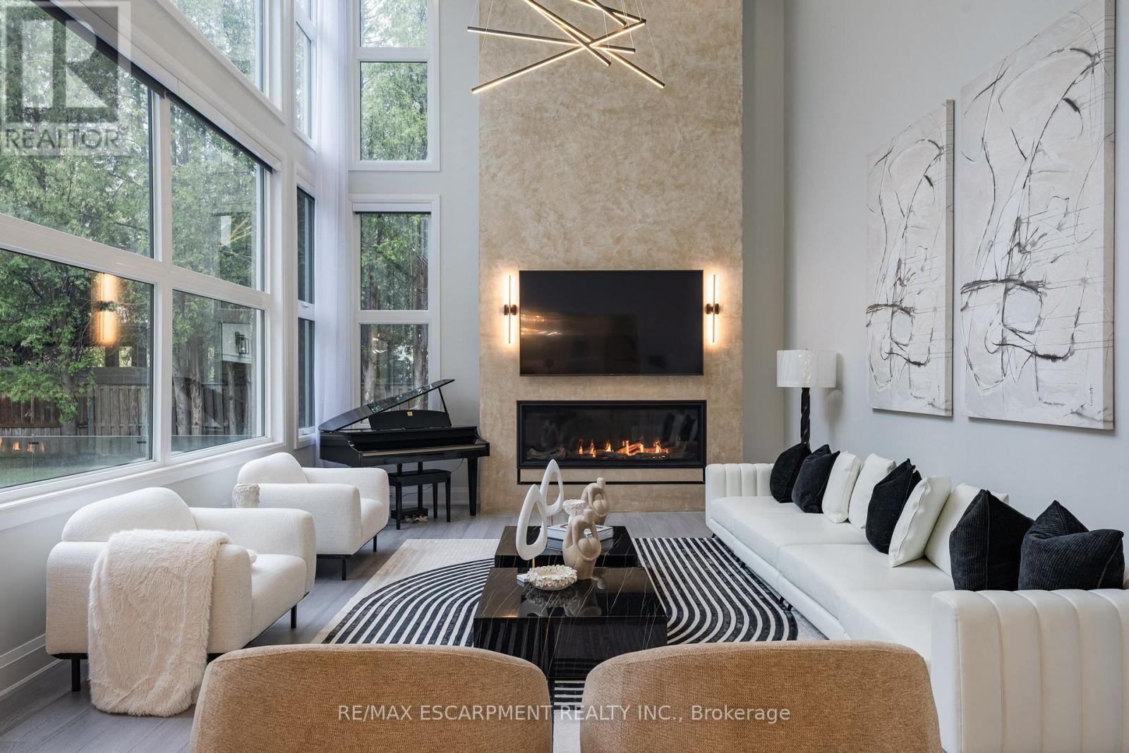 2110 Stonehouse Crescent, Mississauga, ON - Indoor Photo Showing Living Room With Fireplace