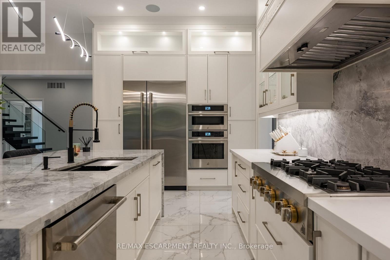 2110 Stonehouse Crescent, Mississauga, ON - Indoor Photo Showing Kitchen With Upgraded Kitchen